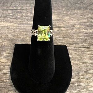 Stunning vintage Lia Sophia “Appletini” size 6 ring excellent condition